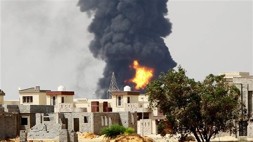 Libye: un grand réservoir de pétrole en feu - ảnh 1